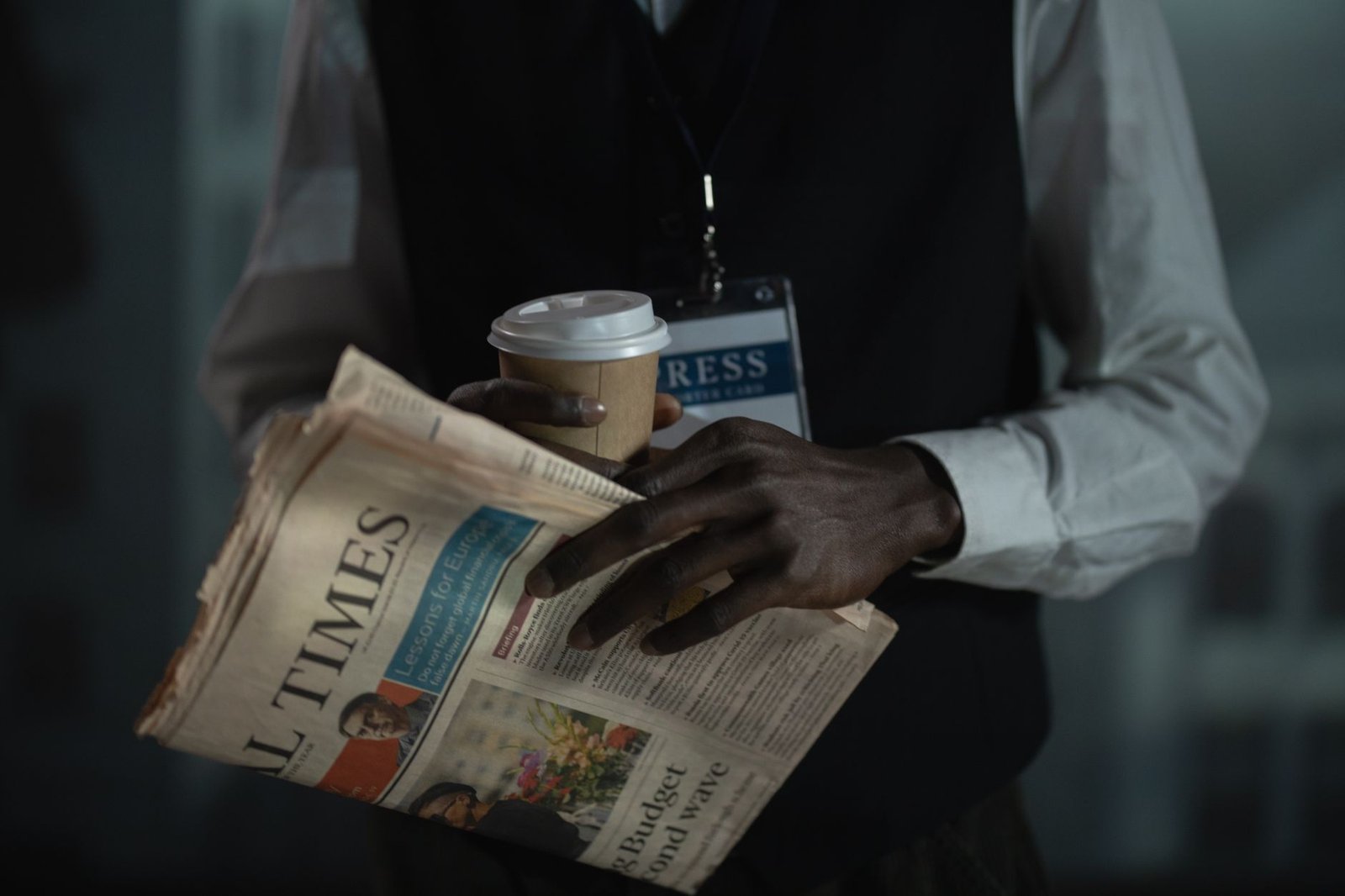 Close-up of a journalist holding a newspaper and coffee cup, conveying press and media concept. — Fordele og risici ved casin